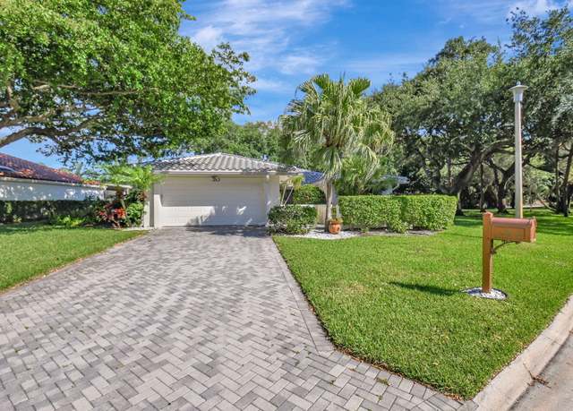 Property at 30 Hampshire Ln, Boynton Beach, FL 33436, 3 beds, 2.5 baths