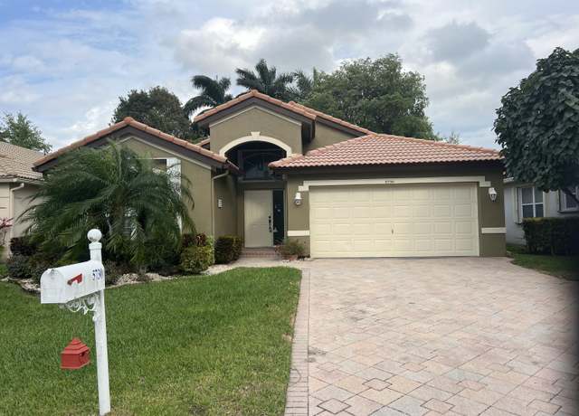 Property at 5730 Royal Club Dr, Boynton Beach, FL 33437, 3 beds, 2 baths