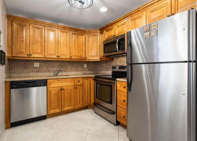 Property at 900 Flanders S, Delray Beach, FL 33484, 2 beds, 2 baths