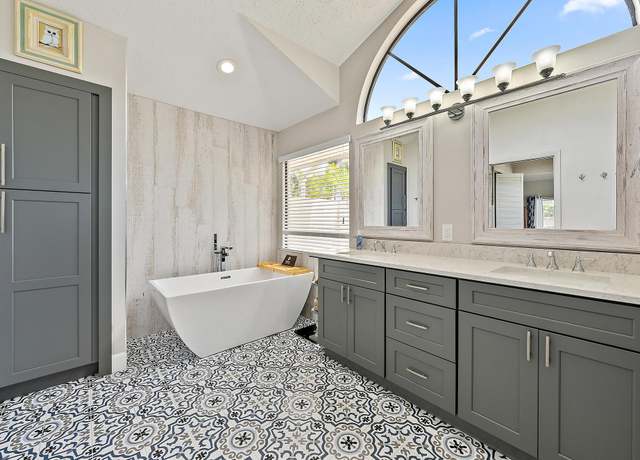 Property at 407 SE Duff Ct, Port Saint Lucie, FL 34984, 3 beds, 2.5 baths