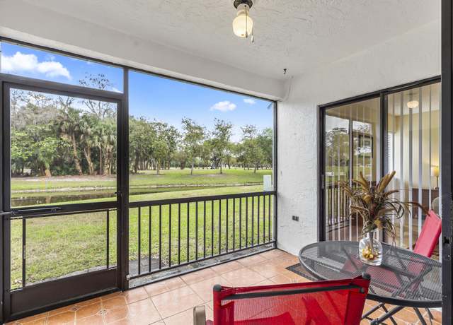 Property at 226 Par Dr, Royal Palm Beach, FL 33411, 2 beds, 2 baths