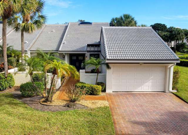 Property at 12 Clubhouse Ln, Boynton Beach, FL 33436, 2 beds, 2.5 baths