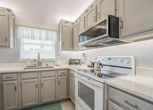 Property at 57 Woodland Dr #201, Vero Beach, FL 32962, 2 beds, 2 baths
