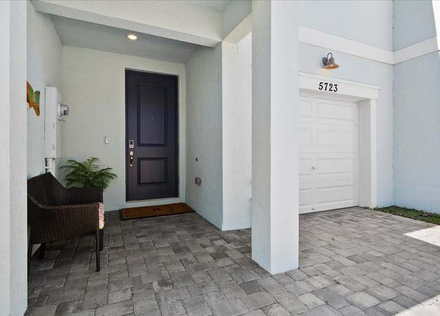 Property at 5723 SE Edgewater Cir, Stuart, FL 34997, 3 beds, 2.5 baths