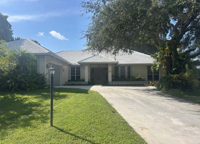Property at 8309 SE Woodcrest Pl, Hobe Sound, FL 33455, 3 beds, 2.5 baths