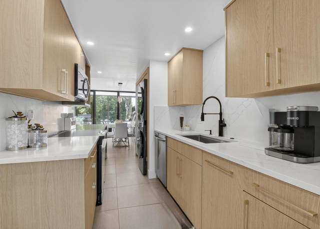 Property at 3702 Bridgewood Dr, Boca Raton, FL 33434, 2 beds, 2.5 baths