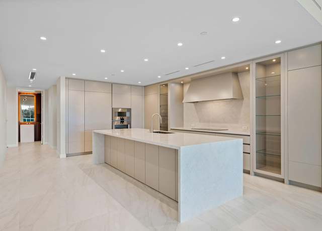 Property at 220 SE Mizner Blvd #418, Boca Raton, FL 33432, 2 beds, 2.5 baths