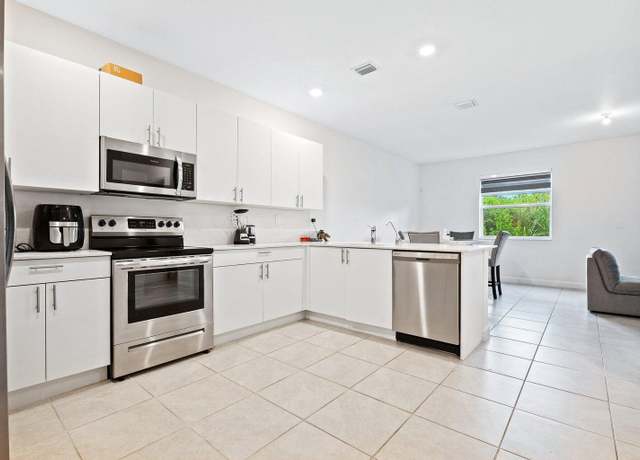 Property at 2701 SE 10th St, Homestead, FL 33035, 4 beds, 2.5 baths