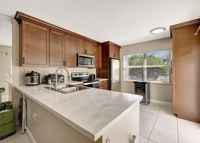 Property at 3325 SW Sunset Trace Cir, Palm City, FL 34990, 2 beds, 2.5 baths