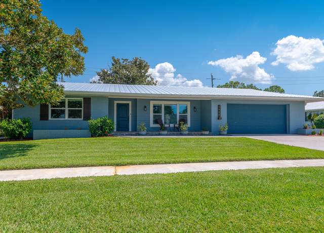Property at 1442 SE Sunshine Ave, Port Saint Lucie, FL 34952, 4 beds, 2 baths