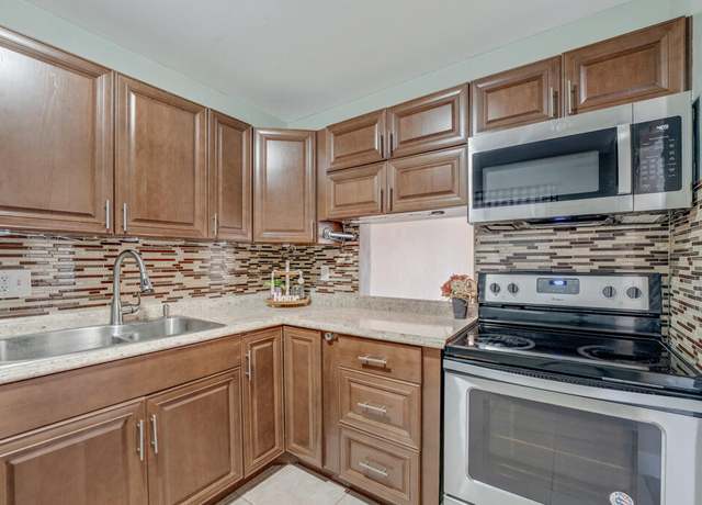 Property at 176 Lake Carol Dr, West Palm Beach, FL 33411, 2 beds, 2 baths