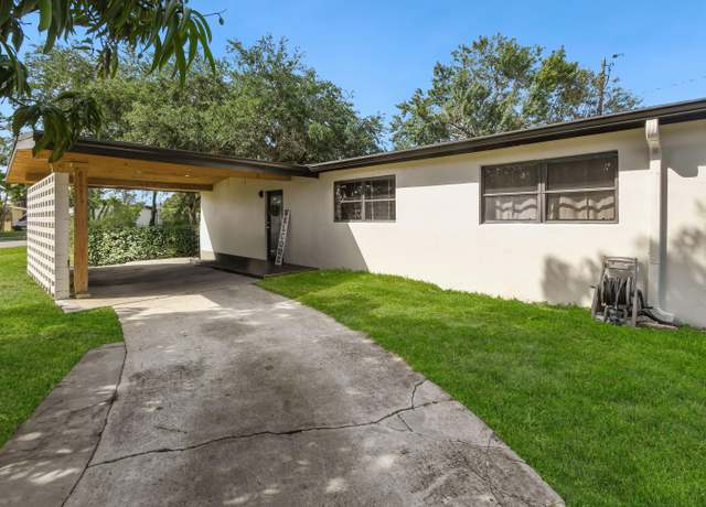 Property at 800 Hibiscus Dr, Royal Palm Beach, FL 33411, 3 beds, 2 baths