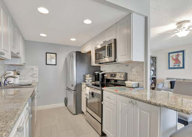 Property at 1081 Exeter E, Boca Raton, FL 33434, 2 beds, 1.5 baths