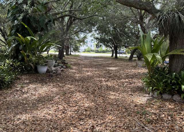 Property at 4390 S Jog Rd, Lake Worth, FL 33467, 4 beds, 2 baths