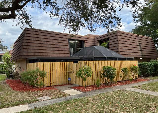 Property at 2410 24th Ln, Palm Beach Gardens, FL 33418, 2 beds, 2.5 baths