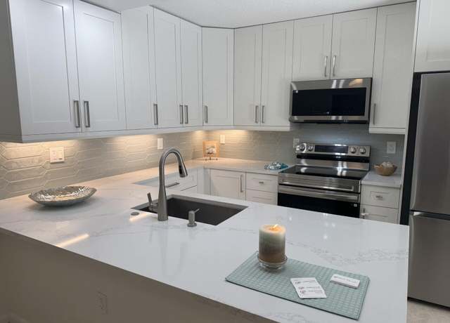 Property at 404 Live Oak Ln, Boynton Beach, FL 33436, 2 beds, 2.5 baths