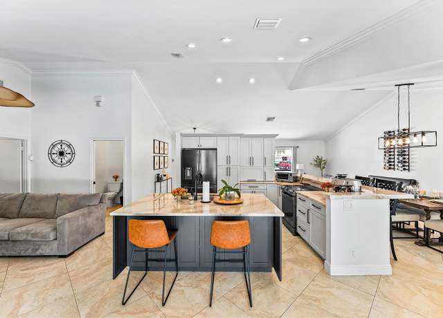 Property at 9847 Sun Pointe Dr, Boynton Beach, FL 33437, 4 beds, 2.5 baths