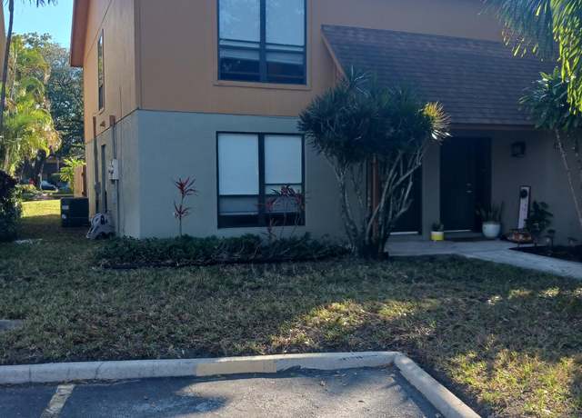 Property at 402 Sandtree Dr, Palm Beach Gardens, FL 33403, 3 beds, 2.5 baths