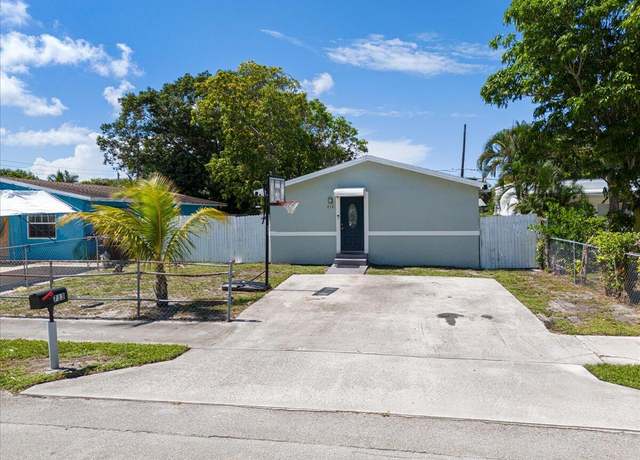 Property at 713 SW 9th Ct, Delray Beach, FL 33444, 2 beds, 2 baths