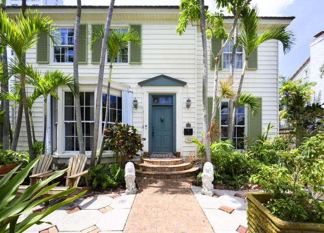 Property at 284 Queens Ct, West Palm Beach, FL 33401, 4 beds, 3 baths