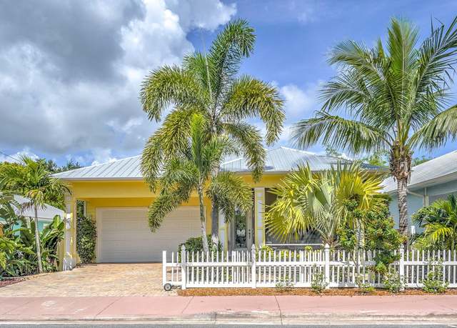 Property at 412 SW Akron Ave, Stuart, FL 34994, 3 beds, 3 baths