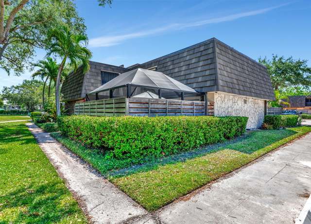 Property at 1213 12th Ter, Palm Beach Gardens, FL 33418, 2 beds, 2.5 baths