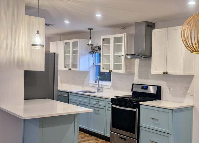 Property at 225 Park Ave, Lake Park, FL 33403, 3 beds, 2 baths