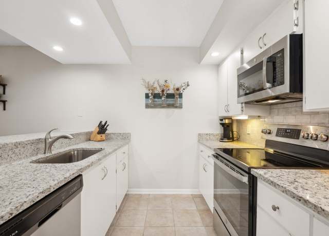 Property at 3086 SW Sunset Trace Cir, Palm City, FL 34990, 2 beds, 2.5 baths