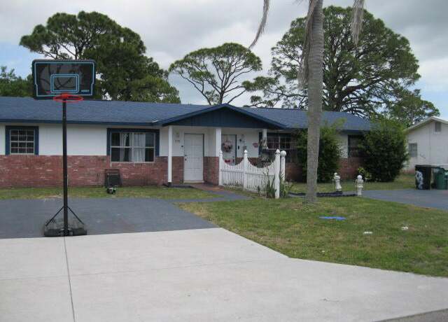 Property at 2736/2742 Seneca Ave, Fort Pierce, FL 34946, 4 beds, 2 baths