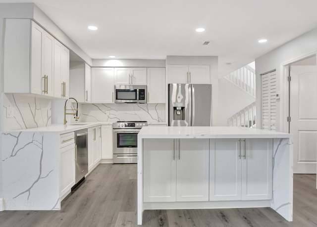Property at 10104 Country Brook Rd, Boca Raton, FL 33428, 4 beds, 2.5 baths