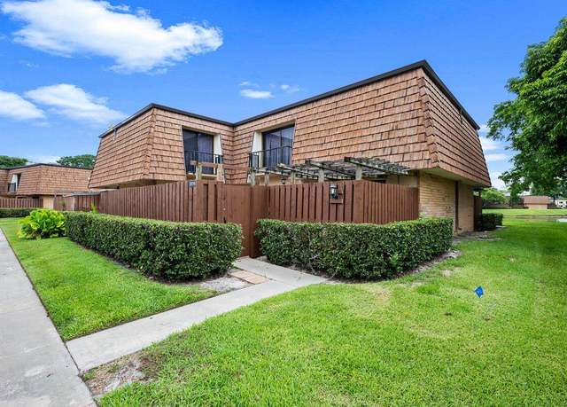 Property at 2016 20th Ln, Greenacres, FL 33463, 3 beds, 2.5 baths