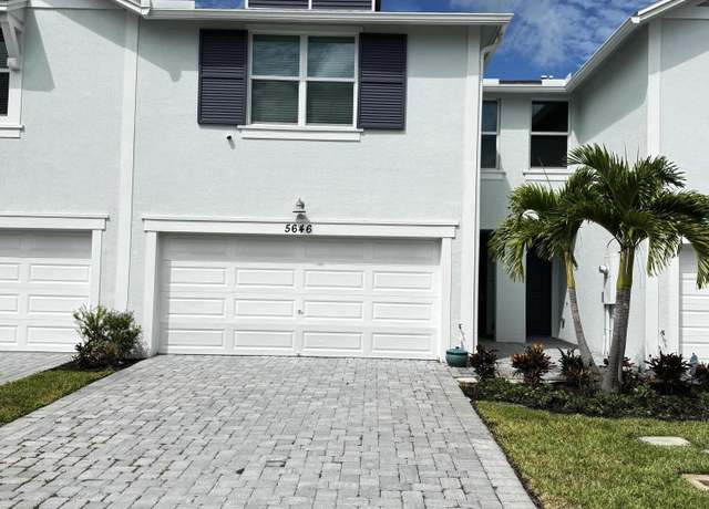 Property at 5646 SE Edgewater Cir, Stuart, FL 34997, 3 beds, 2.5 baths