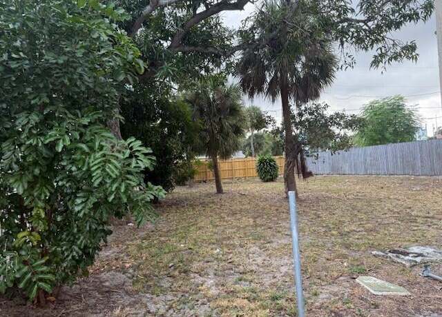 Property at 906 13 St, West Palm Beach, FL 33401, 3 beds, 2 baths