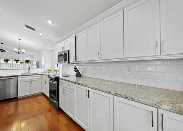 Property at 28 Governors Ct, Palm Beach Gardens, FL 33418, 2 beds, 2 baths