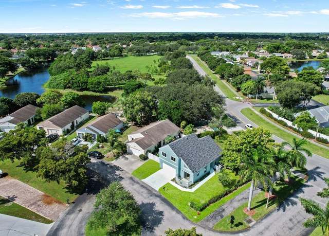 Property at 17 Paxford Ln, Boynton Beach, FL 33426, 4 beds, 2.5 baths