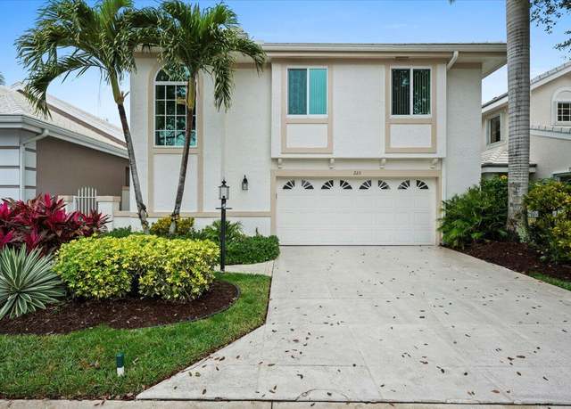 Property at 223 W Canterbury Dr W, Palm Beach Gardens, FL 33418, 3 beds, 2.5 baths