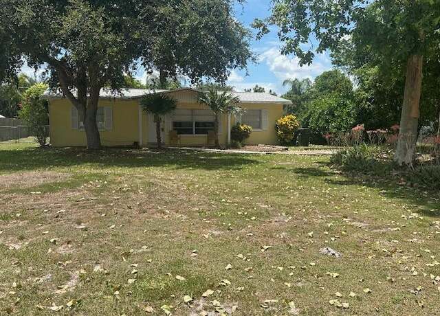 Property at 918 SE Dolphin Dr, Stuart, FL 34996, 3 beds, 2 baths