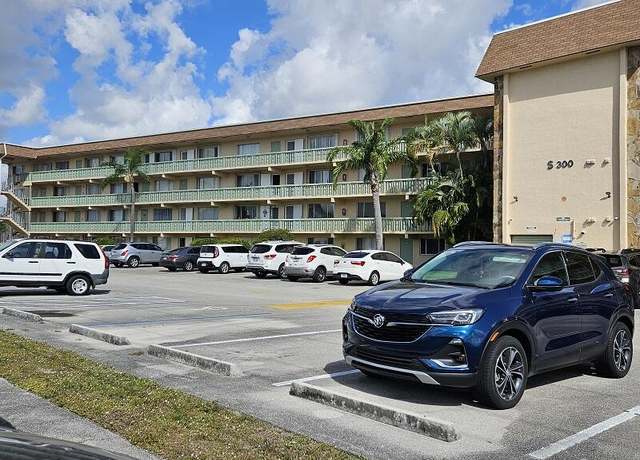 Property at 300 Village Green Cir S #406, Palm Springs, FL 33461, 1 bed, 1.5 baths