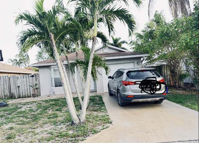 Property at 5721 Boynton Cres, Boynton Beach, FL 33437, 2 beds, 2 baths