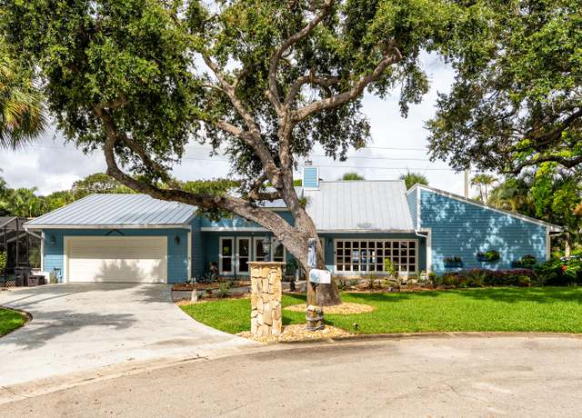 Property at 2 Palm Ct, Stuart, FL 34996, 3 beds, 2.5 baths