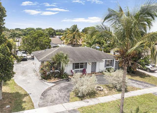Property at 19657 Carolina Cir, Boca Raton, FL 33434, 3 beds, 2 baths