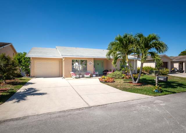 Property at 7076 Pine Manor Dr, Lake Worth, FL 33467, 2 beds, 2 baths