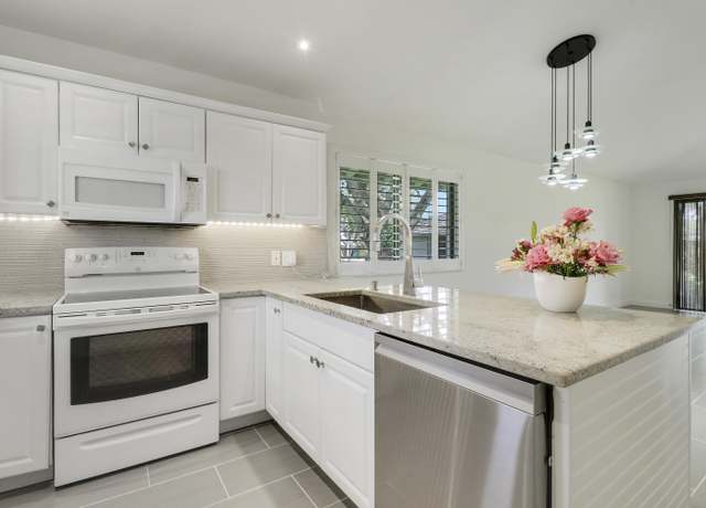 Property at 534 Club Dr, Palm Beach Gardens, FL 33418, 2 beds, 2 baths