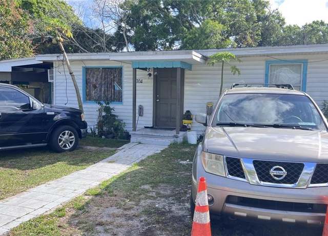 Property at 704 S 17th St, Fort Pierce, FL 34950, 3 beds, 1 bath