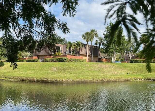 Property at 1307 13th Ct, Jupiter, FL 33477, 2 beds, 2.5 baths