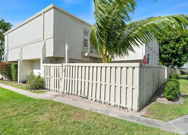 Property at 12128 Regal Ct E, Wellington, FL 33414, 2 beds, 2.5 baths