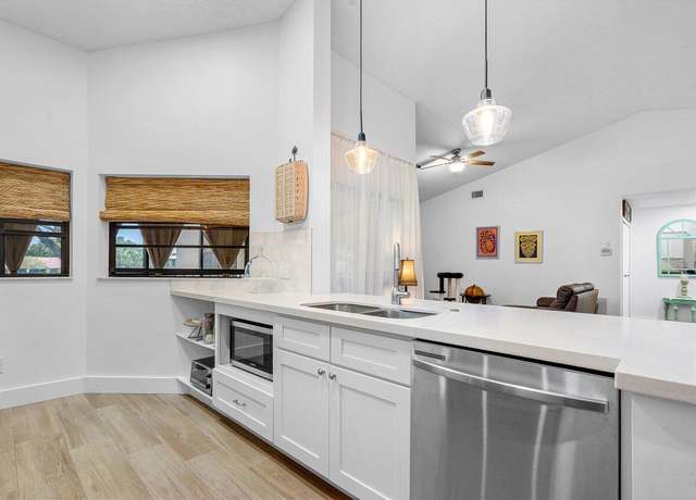 Property at 6055 Parkwalk Dr, Boynton Beach, FL 33472, 2 beds, 2 baths