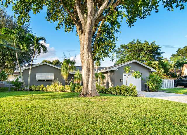 Property at 1903 Central Ct, Lake Clarke Shores, FL 33406, 4 beds, 3 baths