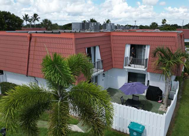 Property at 1425 Oxford Ln, Boynton Beach, FL 33426, 2 beds, 2.5 baths