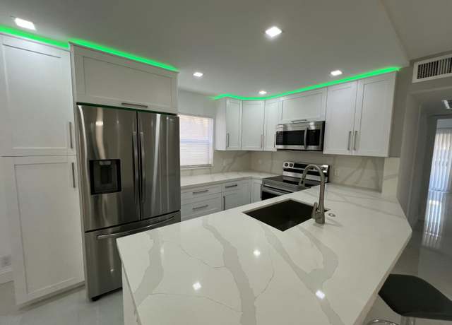 Property at 440 Saxony J, Delray Beach, FL 33446, 2 beds, 2 baths